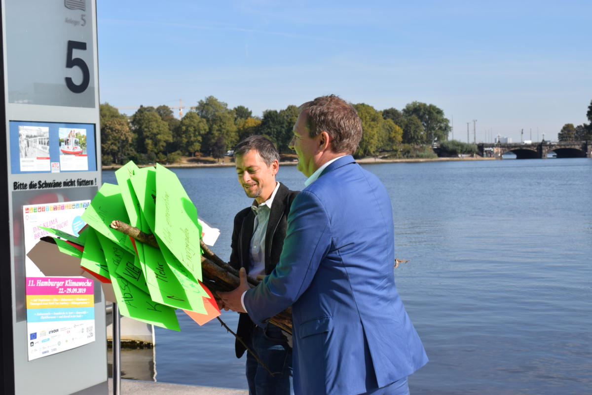 20190923_HKW_EröffnungsPK_Schilder werden ins Rathaus gebracht_DSC_0353